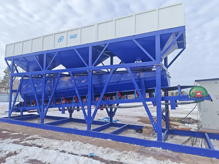 Aggregate batching compartments on a steel frame with conveyor and lower discharge arrangement