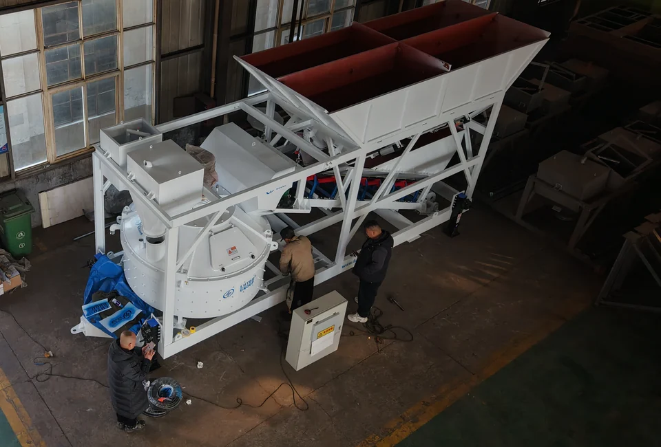 Indoor pan-mixer batching equipment with aggregate compartments