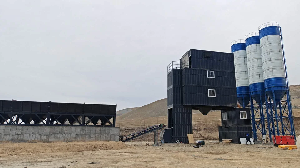 Fixed concrete batching installation with mixing tower and silos